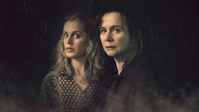 Постер сериала «Слишком близко»