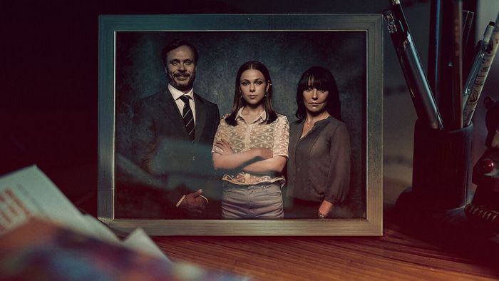 Постер сериала «Почти нормальная семья»