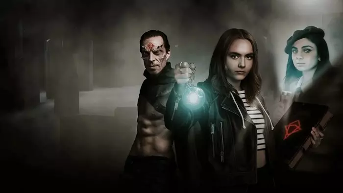 Постер сериала «Мэнди и силы зла»