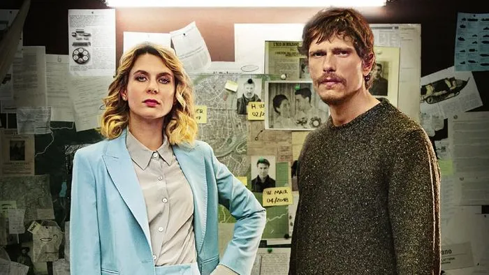 Постер сериала «Бледные горы / Убийства в Больцано»